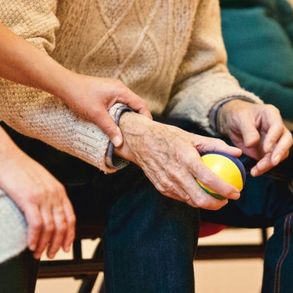 Persona anciana con pelota